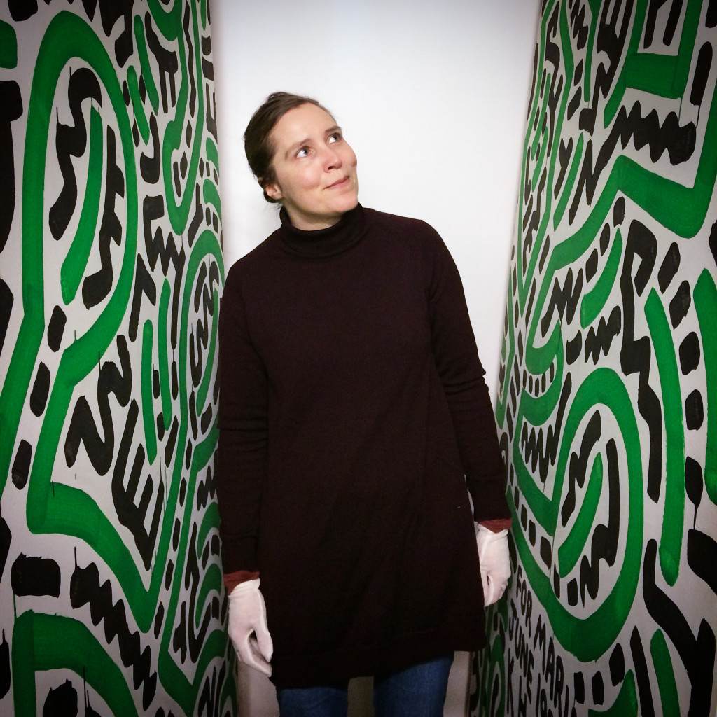 Klara Eriksson assisterar vid fotograferingen av Keith Harings enorma tavla "For Maria June 1985".